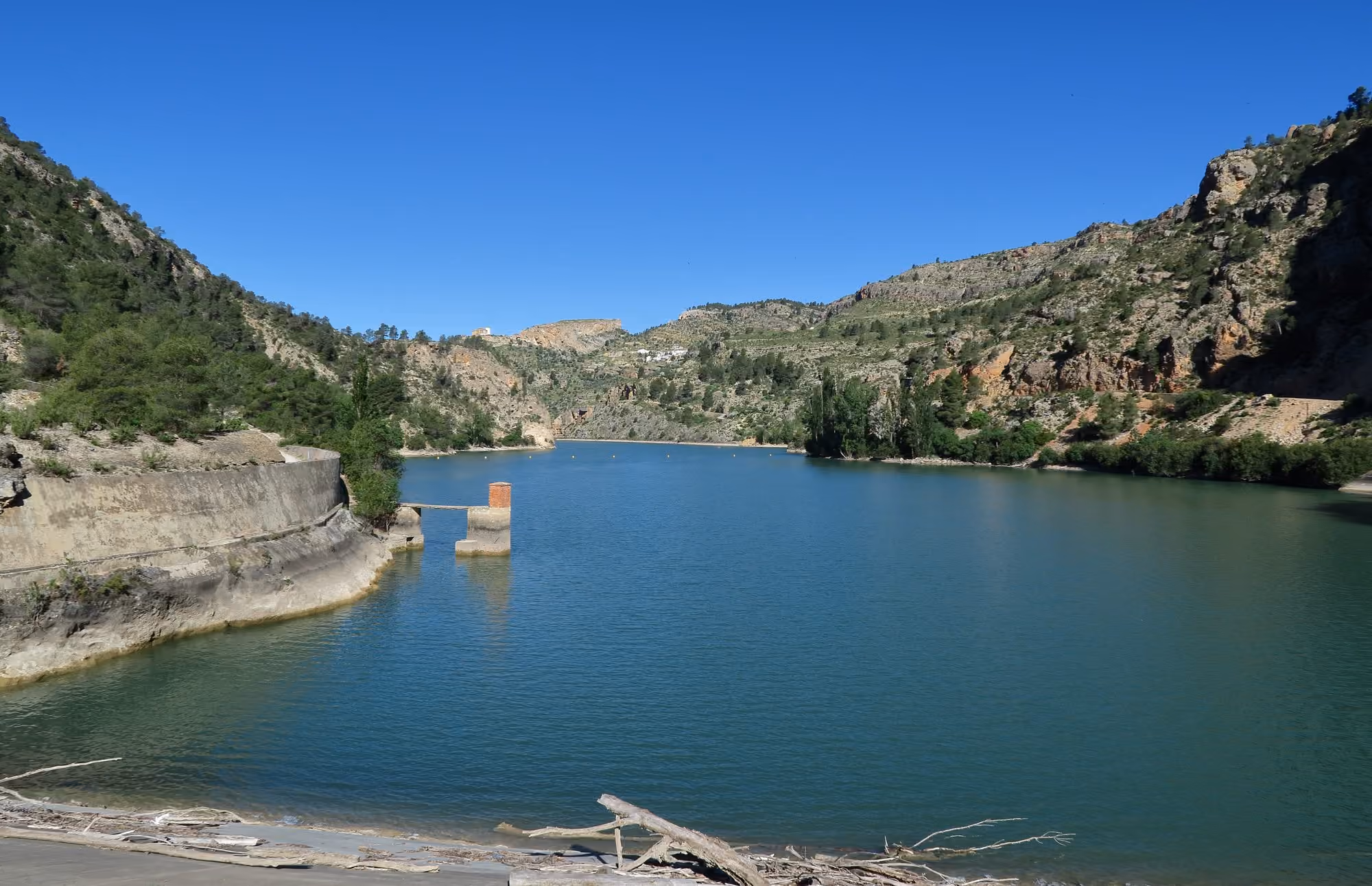 Embalse del Molinar, ermita y Barrio del Santuario en Villa de Ves