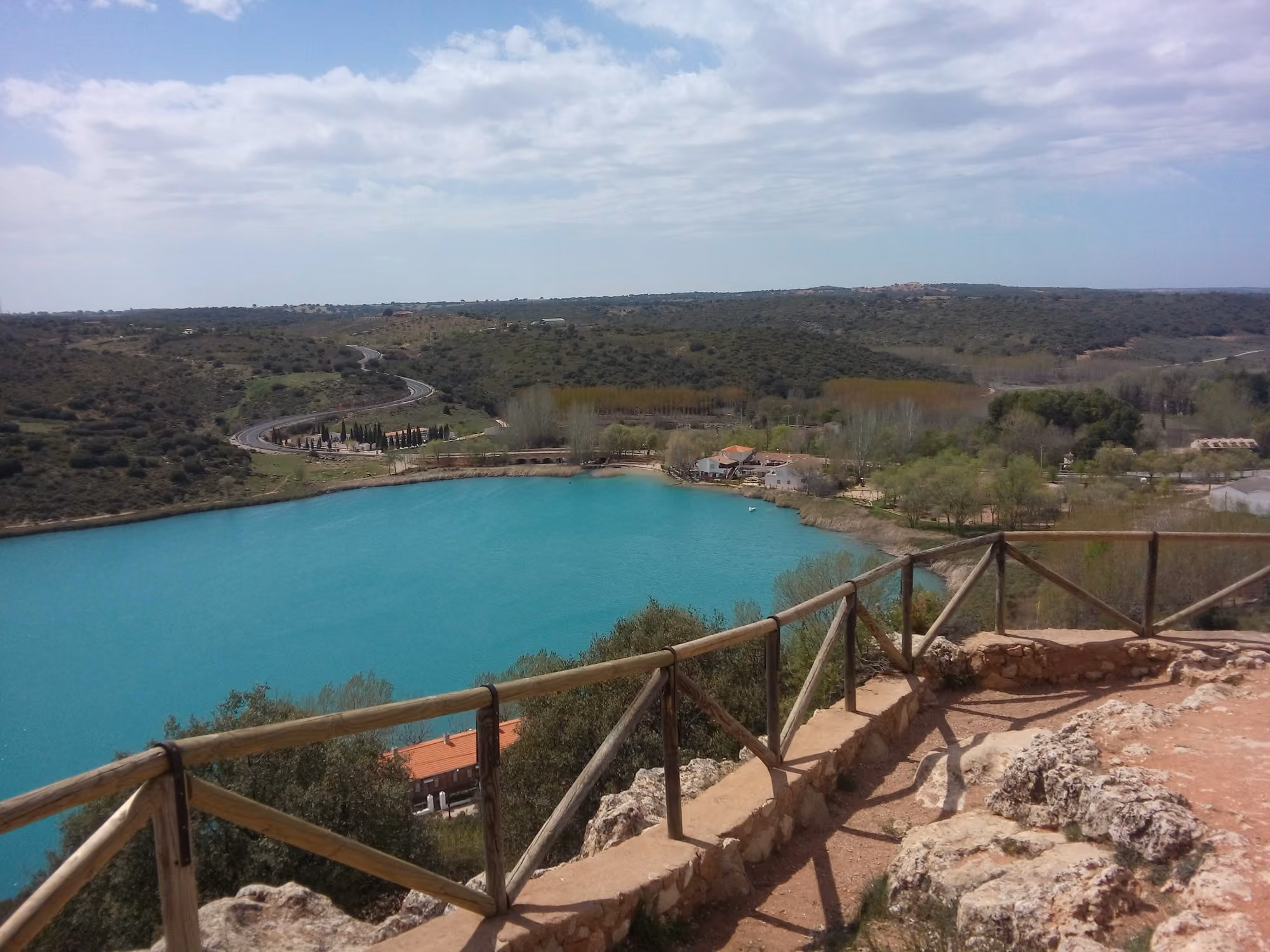 Laguna y edificaciones en Lagunas de Ruidera