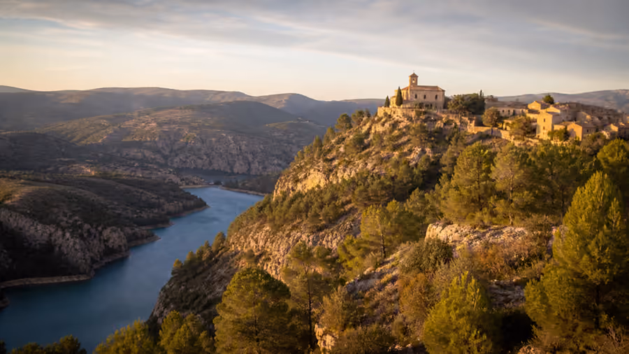 Recreación editorial del santuario de Villa de Ves sobre el paisaje del Júcar