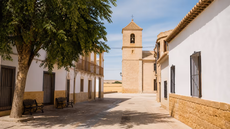 Recreación editorial de una calle tranquila y el patrimonio rural de Minaya