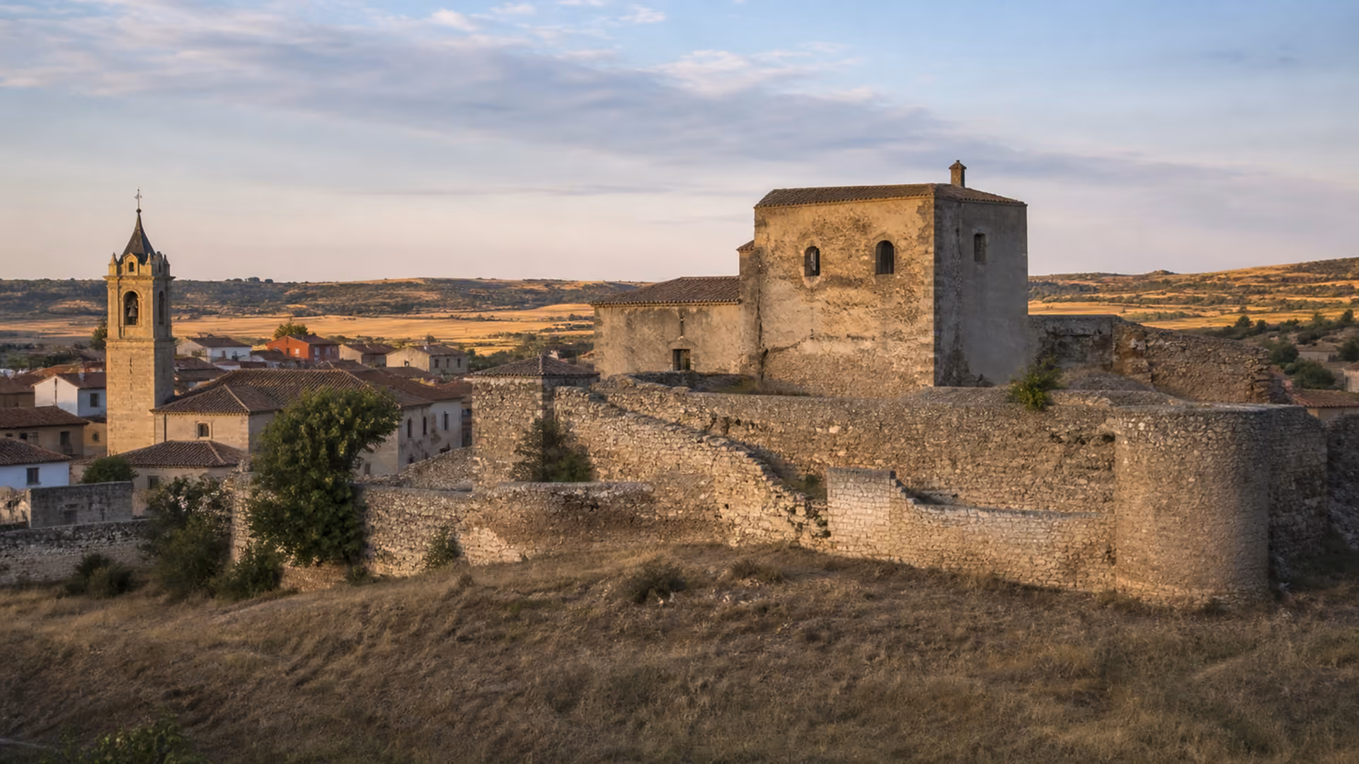 Recreación editorial del castillo y las murallas de Escamilla sobre el cerro, con la torre de la iglesia al lado