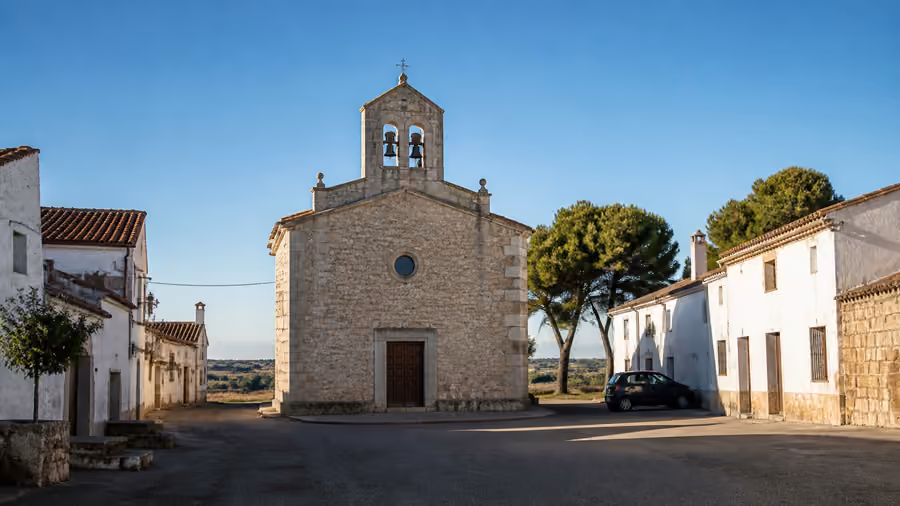 Recreación editorial de una iglesia de piedra con espadaña de dos campanas en una plaza vacía de pueblo