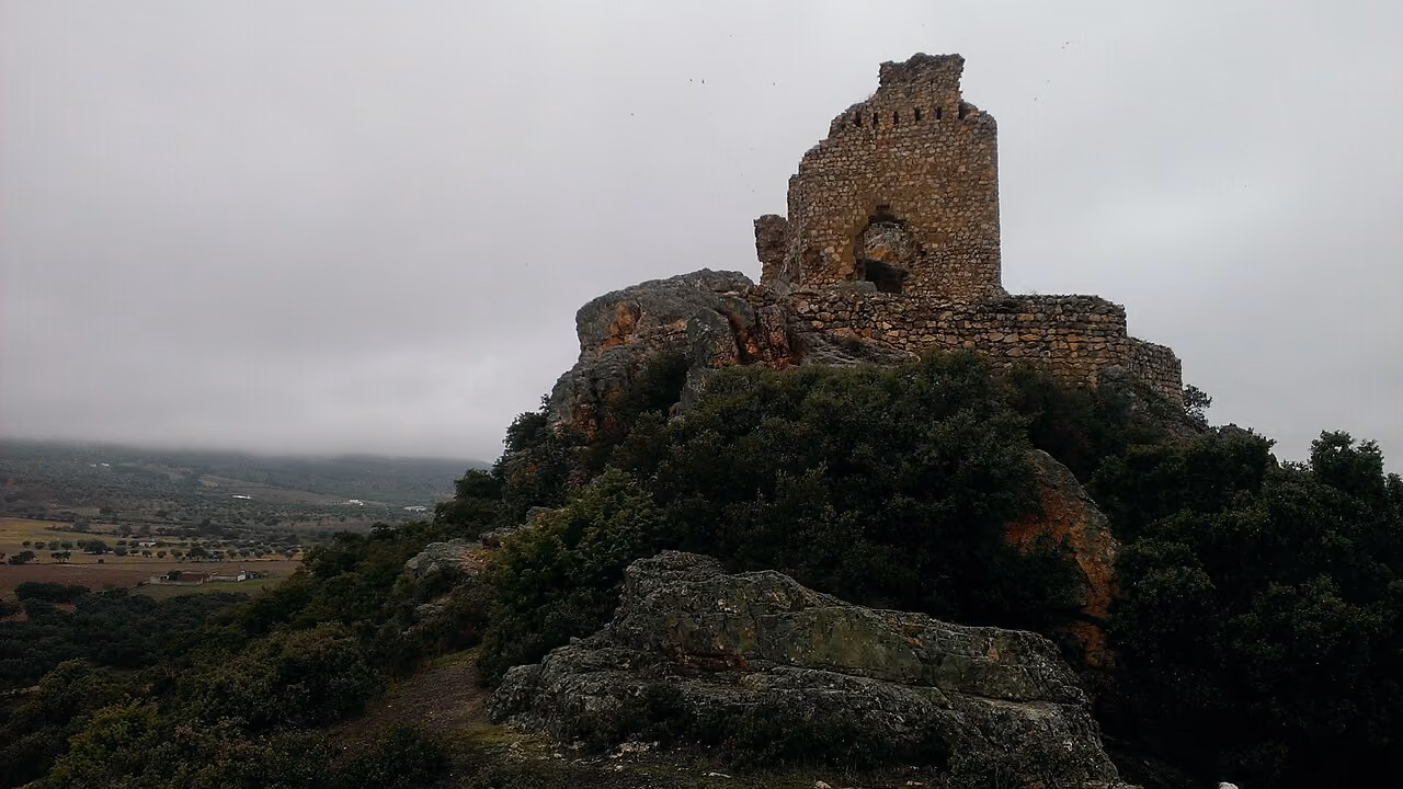 Castillo de Dos Hermanas sobre las lomas de Navahermosa, en los Montes de Toledo.