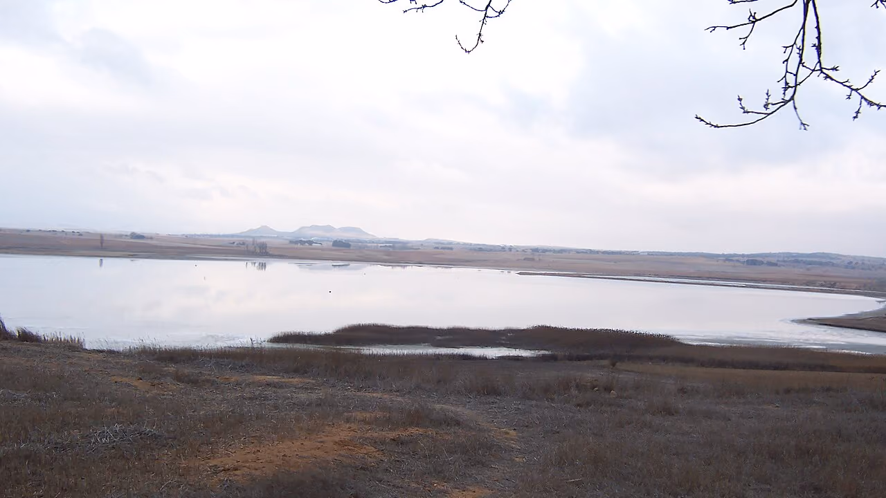 Laguna salada de Pétrola con el paisaje llano de Albacete al fondo.