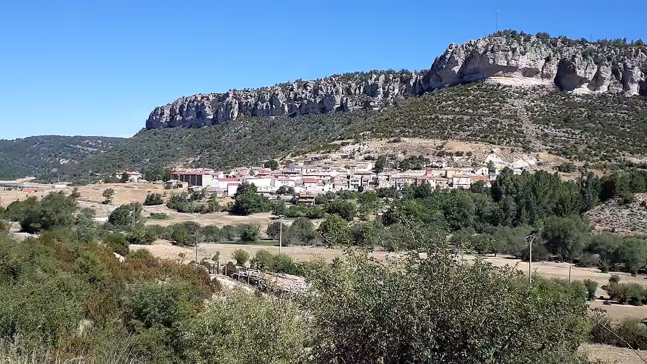 Vista general de Santa María del Val entre pinares y relieves de la Serranía de Cuenca.