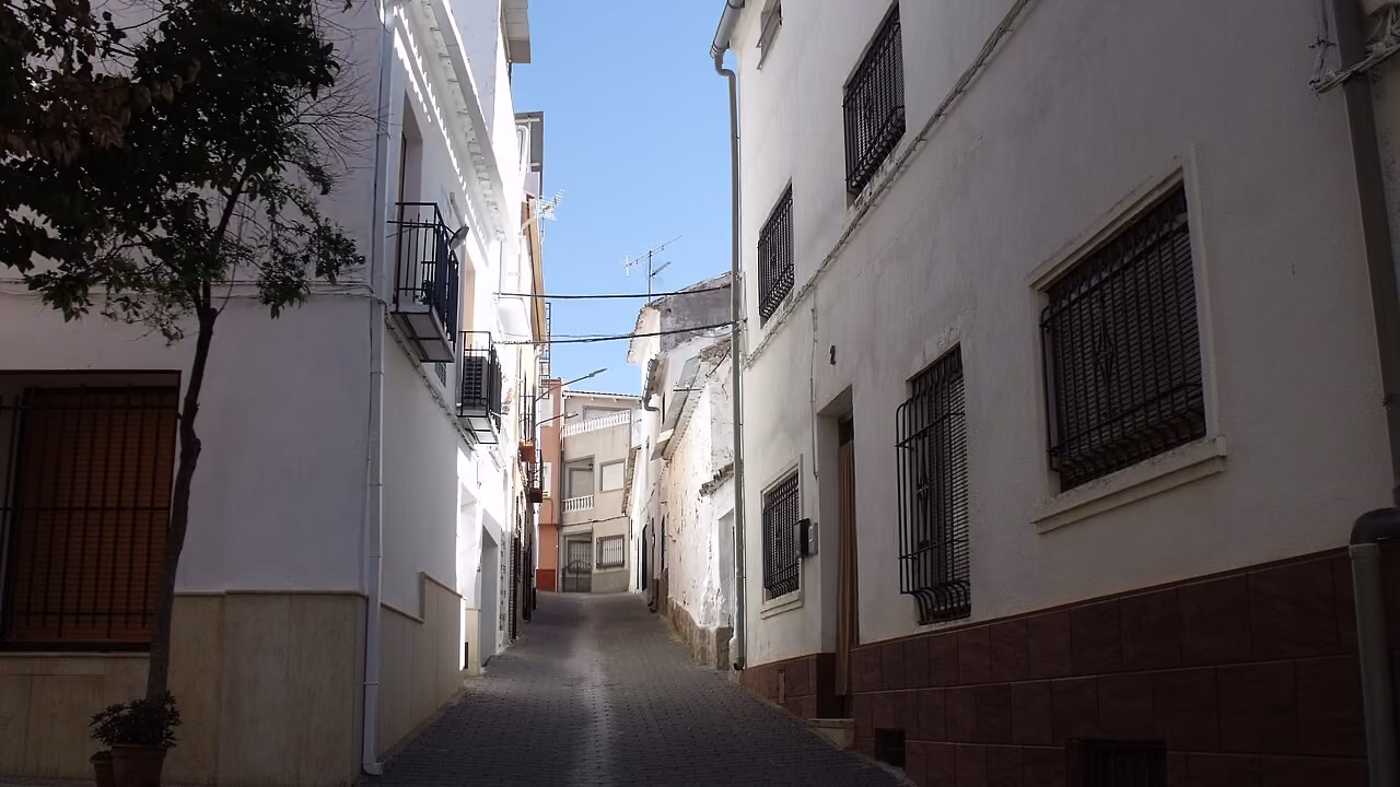 Calle tradicional del casco de Terrinches, Ciudad Real.
