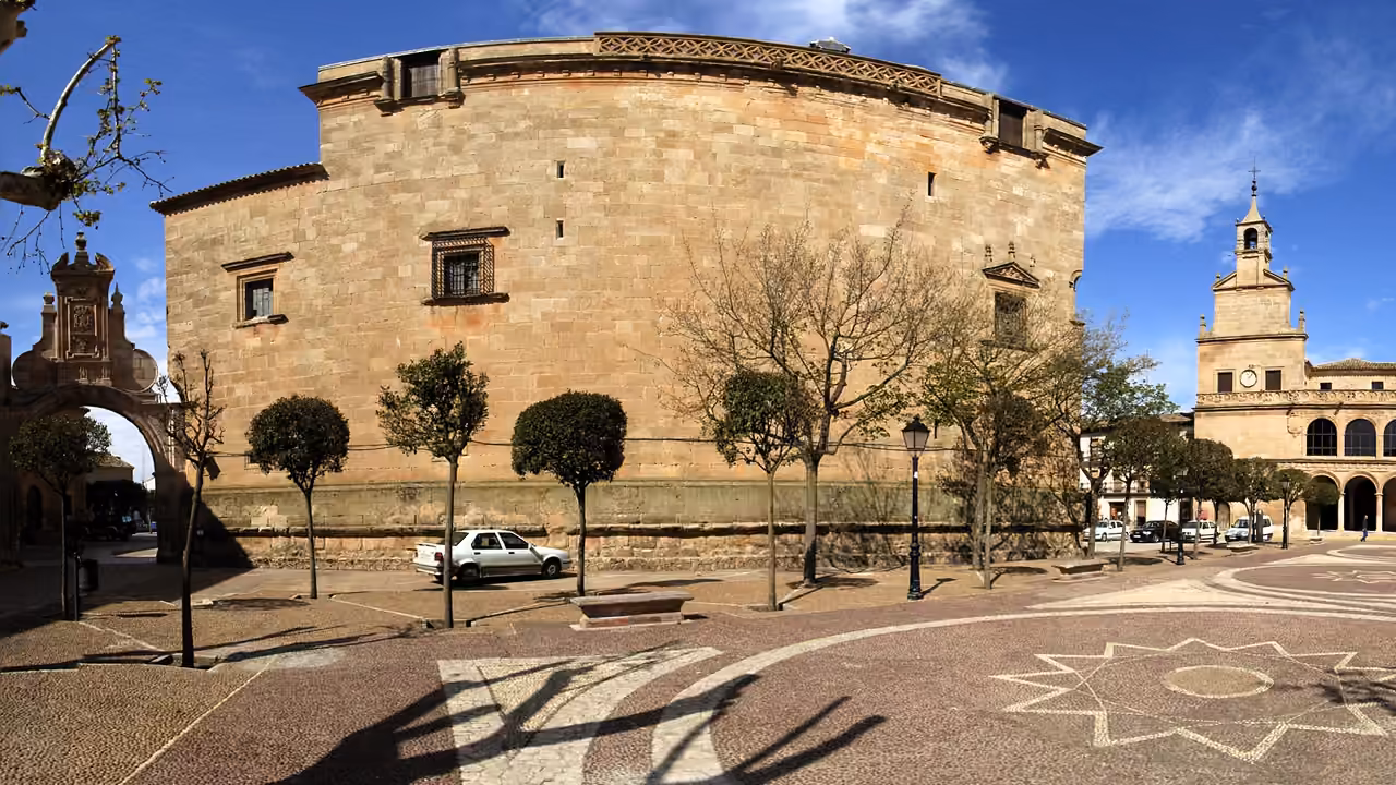 Plaza Mayor de San Clemente con la Casa Consistorial y la iglesia de Santiago, Cuenca.