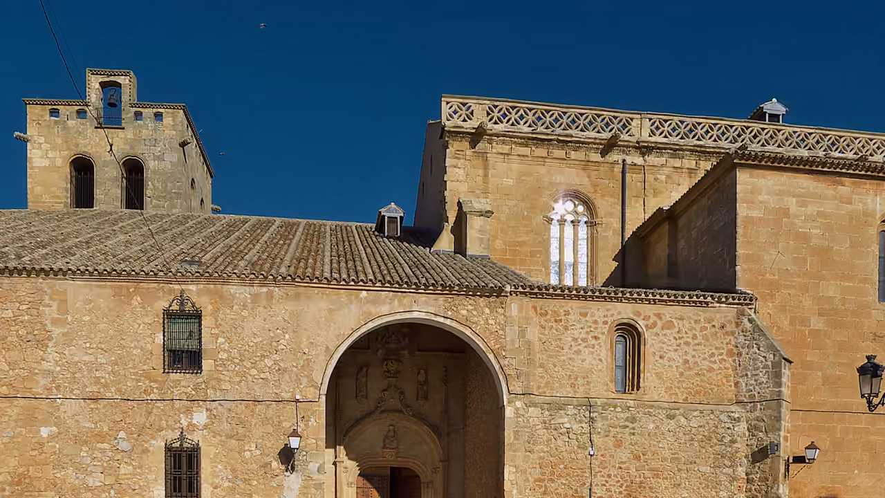 Fachada meridional de la iglesia de Santiago Apóstol en San Clemente, Cuenca.
