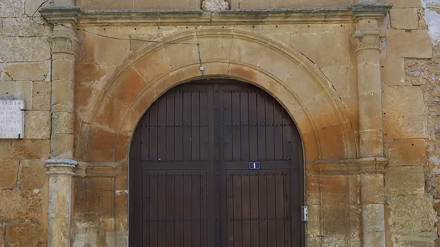 Portada de piedra del convento de las Madres Clarisas en San Clemente, Cuenca.