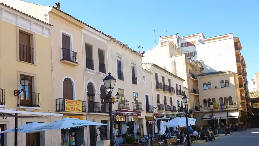 Vista de la plaza porticada de Ramón y Cajal en Villarrobledo, Albacete.