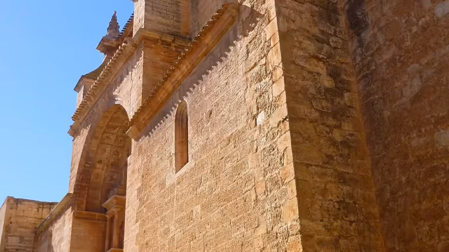 Fachada de piedra de la iglesia de San Blas en Villarrobledo, Albacete.
