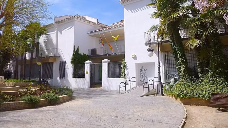 Fachada blanca y patio de acceso del Museo Antonio López Torres en Tomelloso, Ciudad Real.