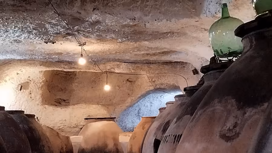 Tinajas tradicionales en una cueva-bodega subterránea de Tomelloso, Ciudad Real.