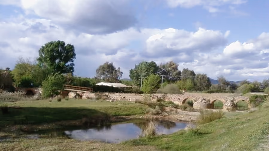Puente de piedra junto al paraje del Molino Carrillo en Malagón, Ciudad Real.