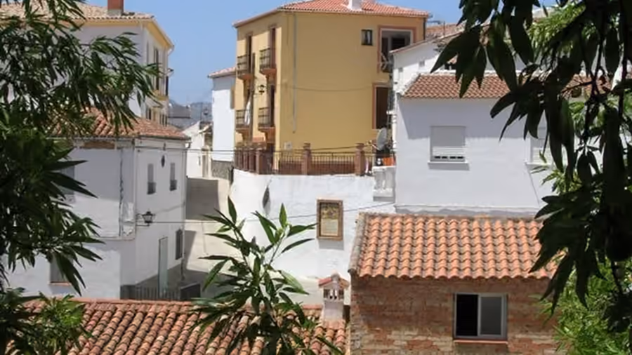 Casas blancas y tejados del casco tradicional de Faraján, Málaga.