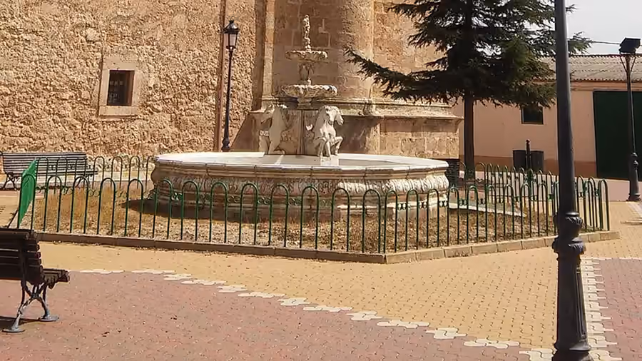 Torre defensiva e iglesia de Santiago el Mayor en Minaya, Albacete.