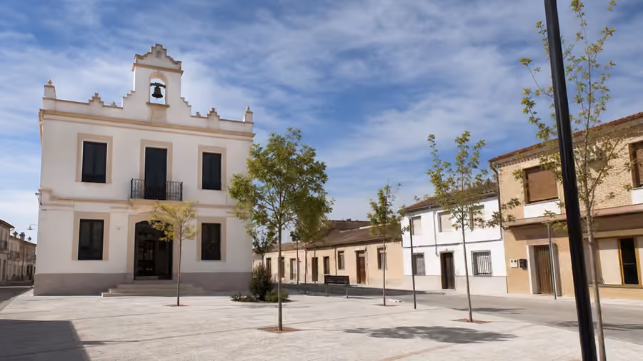 Recreación visual del Ayuntamiento y el centro tradicional de Minaya, Albacete.
