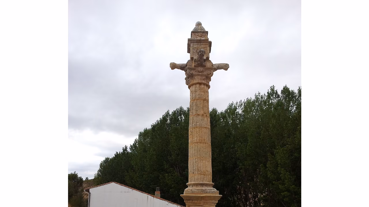 Rollo-picota de Moratilla de los Meleros en el casco del pueblo, Guadalajara.