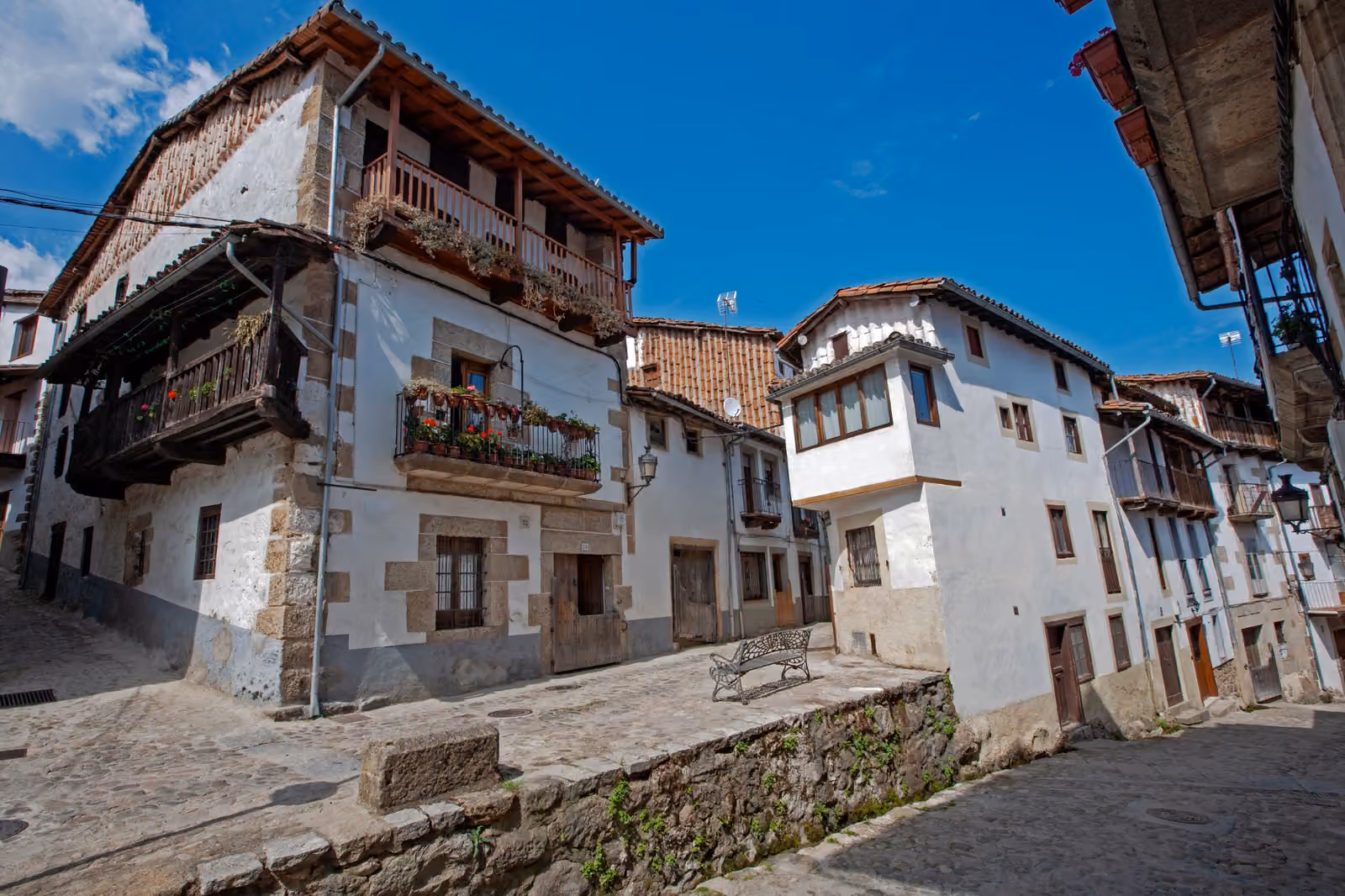 Casas de Candelario con balcones de madera y fachadas blancas