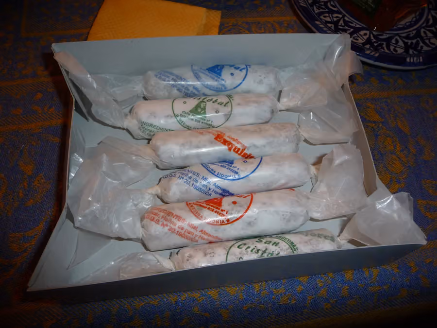 Caja de alfajores tradicionales envueltos en papel de distintas confiterías de Medina Sidonia