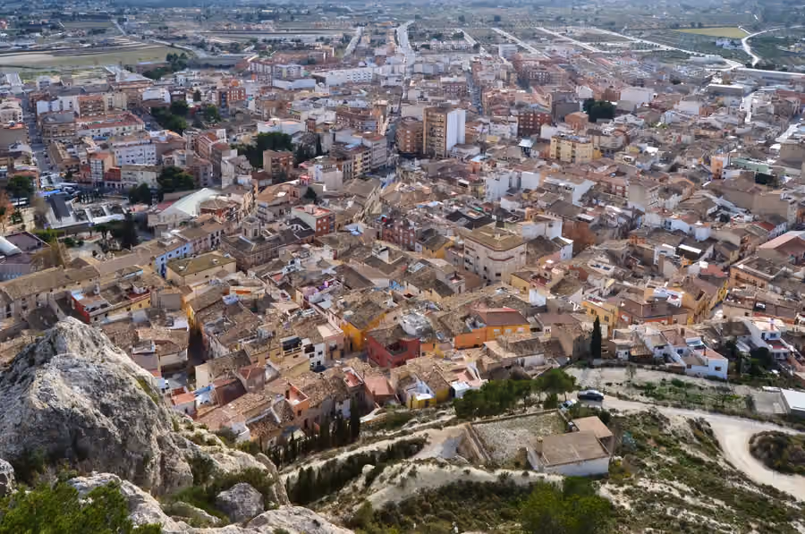 Vista real de Castalla desde la Torre Grossa, con el casco antiguo y la iglesia entre los tejados