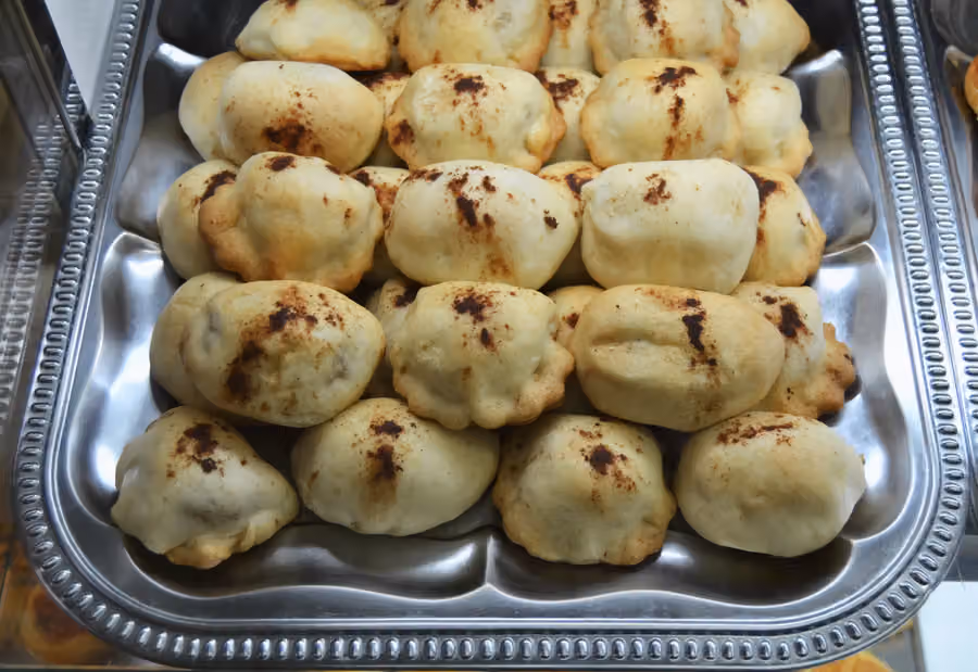 Pastissets de moniato fotografiados en Castalla, colocados sobre una bandeja metálica