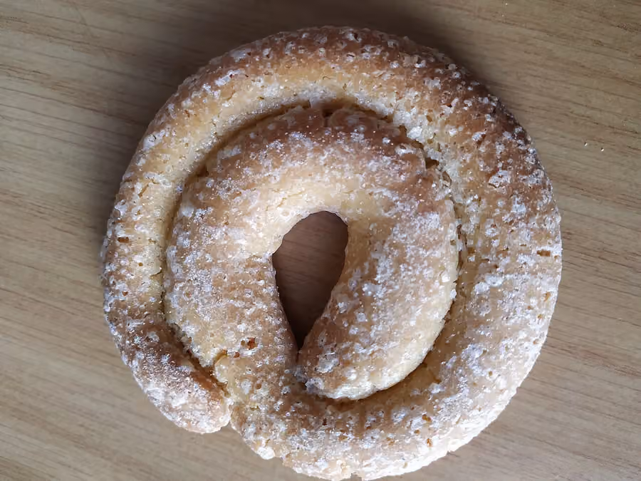 Una marañuela de Luanco en forma de espiral sobre una mesa de madera