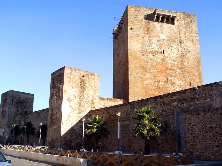 Alcázar de Olivenza, con la Torre del Homenaje, murallas y palmeras
