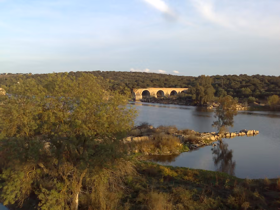 Ruinas del Puente Ajuda sobre el Guadiana