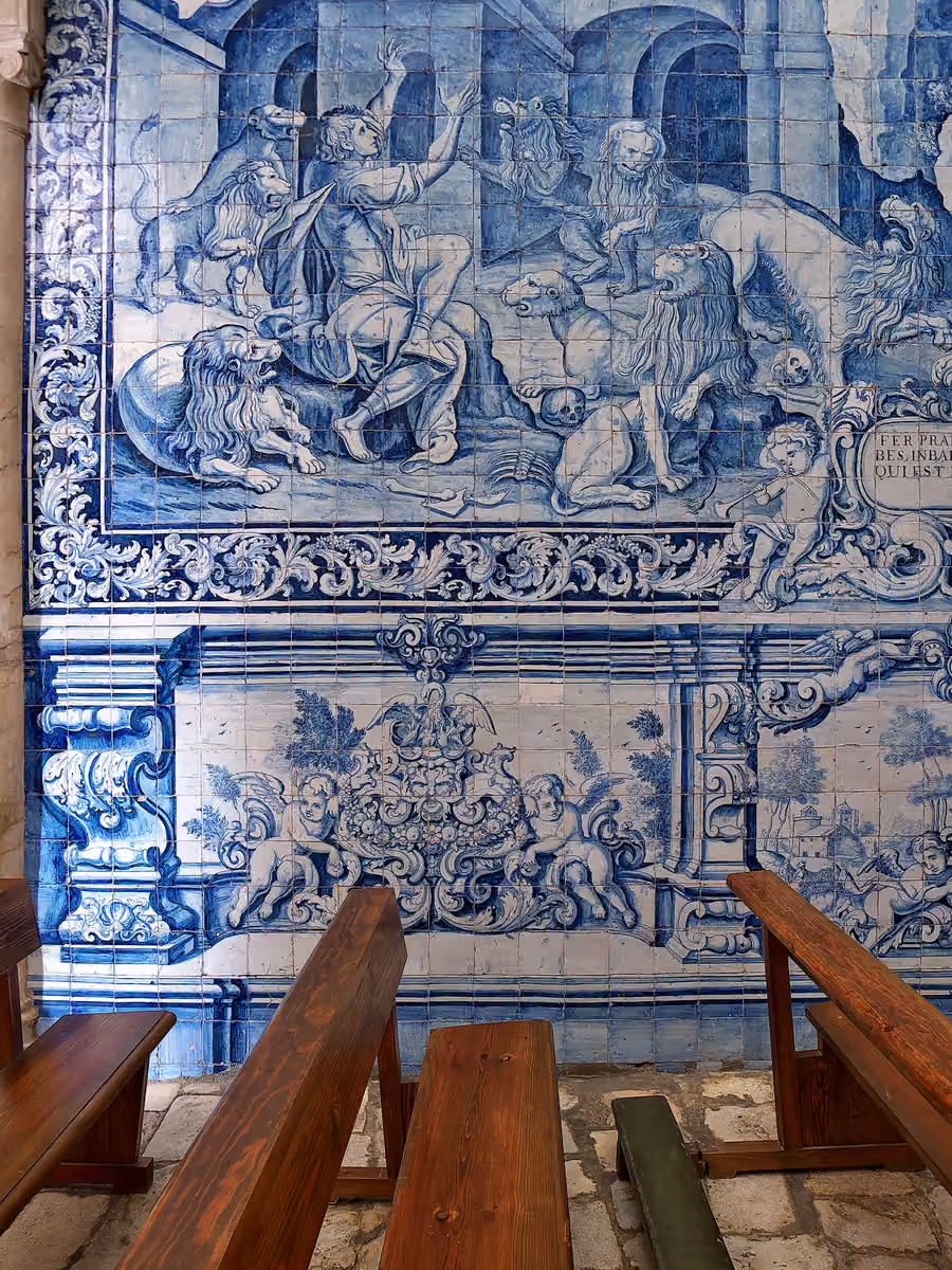 Panel de azulejos de Daniel en el foso de los leones en la Capilla del Espíritu Santo
