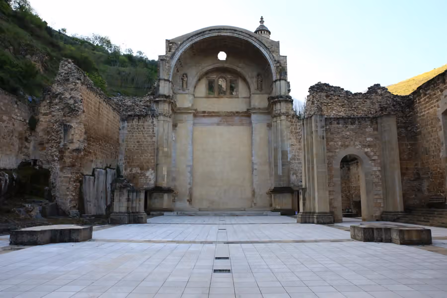 Ábside, casetones y muros abiertos al cielo de las Ruinas de Santa María en Cazorla