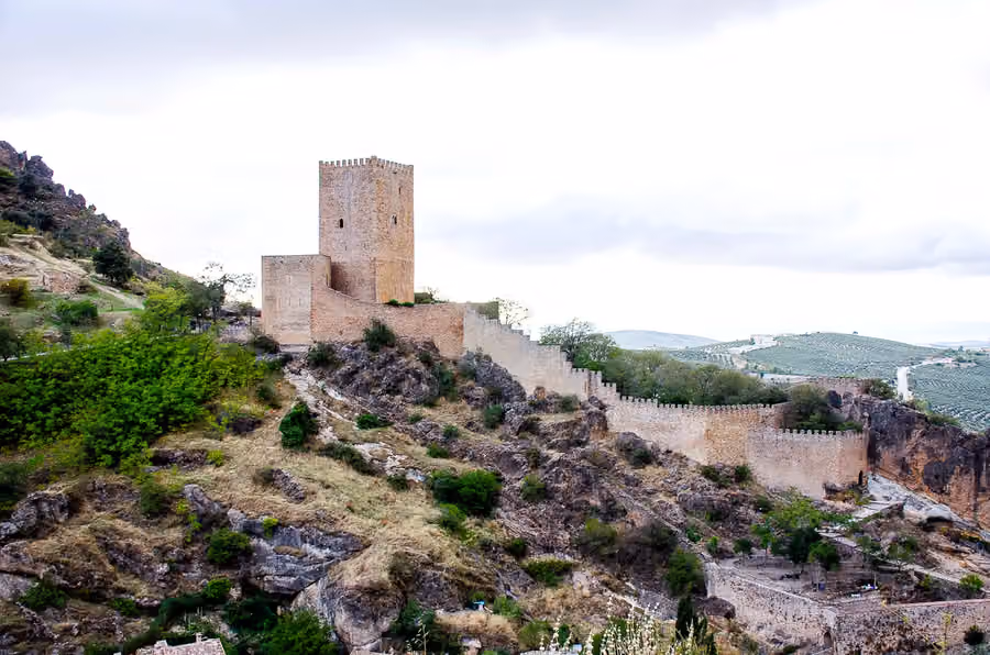 Torre del homenaje y murallas del Castillo de la Yedra sobre la roca en Cazorla