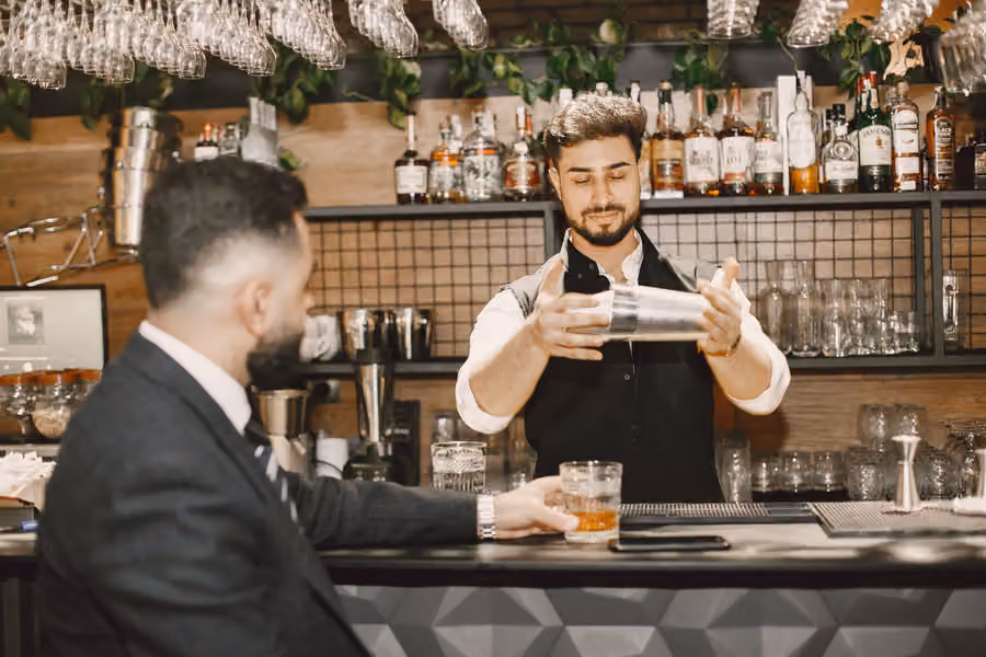 Cómo atraer clientes a un bar de pueblo: acciones para vecinos y visitantes