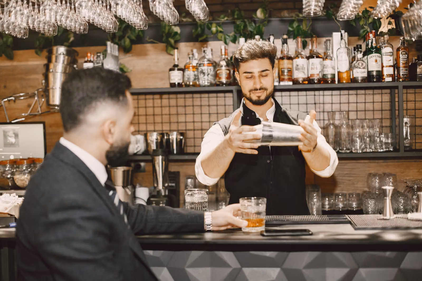 Cómo atraer clientes a un bar de pueblo: acciones para vecinos y visitantes