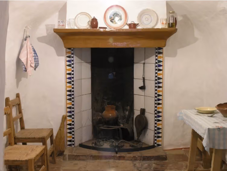 Chimenea, sillas y vajilla del interior del silo del Tío Colorao de Madridejos