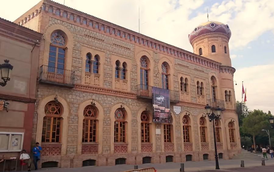 Fachada del ayuntamiento de Mora desde la plaza de la Constitución