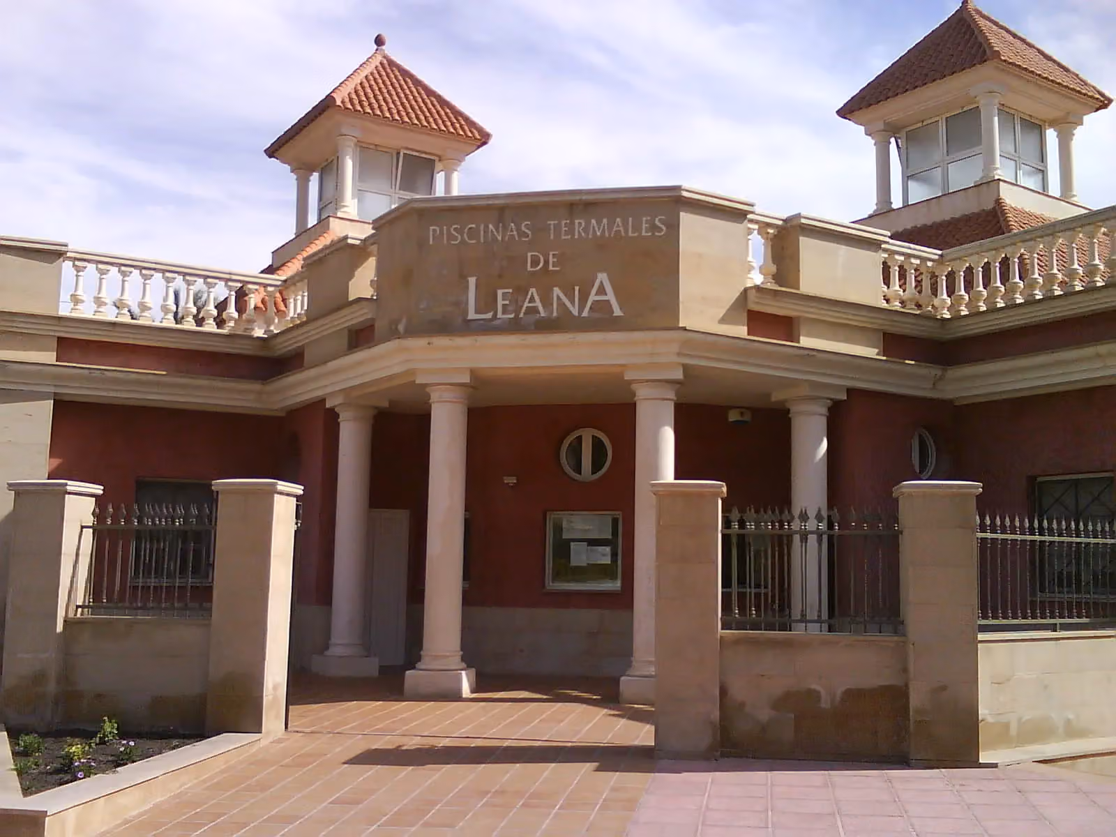 Entrada de las piscinas termales de Leana, en Los Baños de Fortuna, fotografiada en 2008