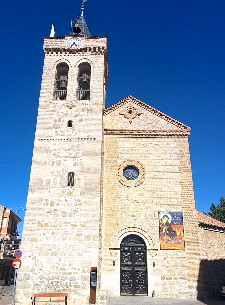 Fachada y torre de la iglesia de San Juan Evangelista de Sonseca