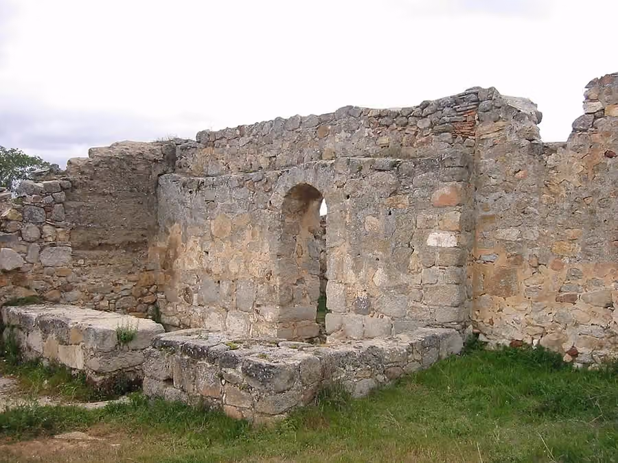 Muros y arco de las ruinas de San Pedro de la Mata en Casalgordo