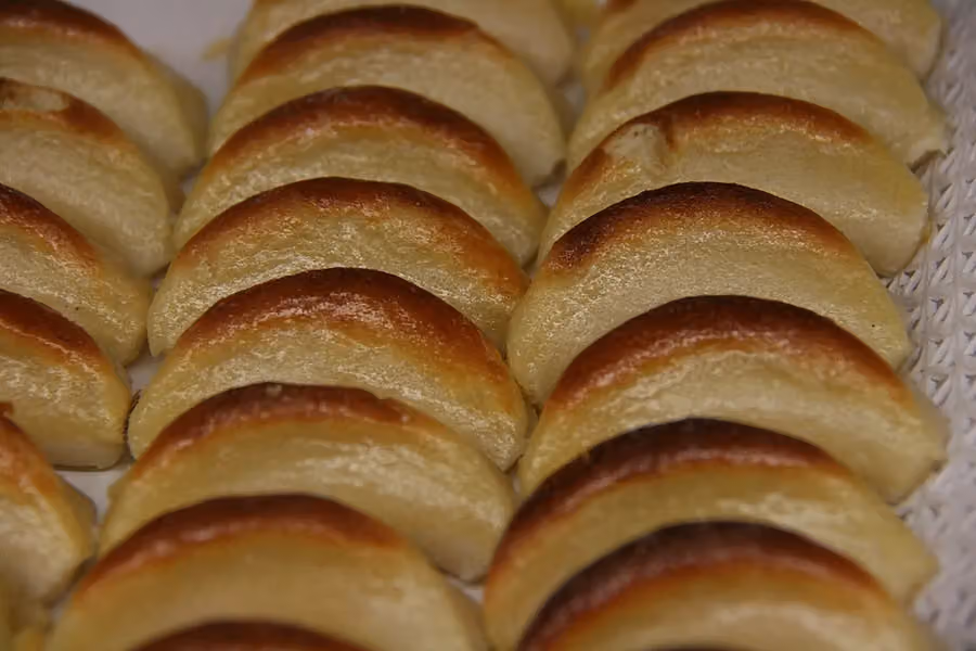 Piezas doradas de mazapán toledano