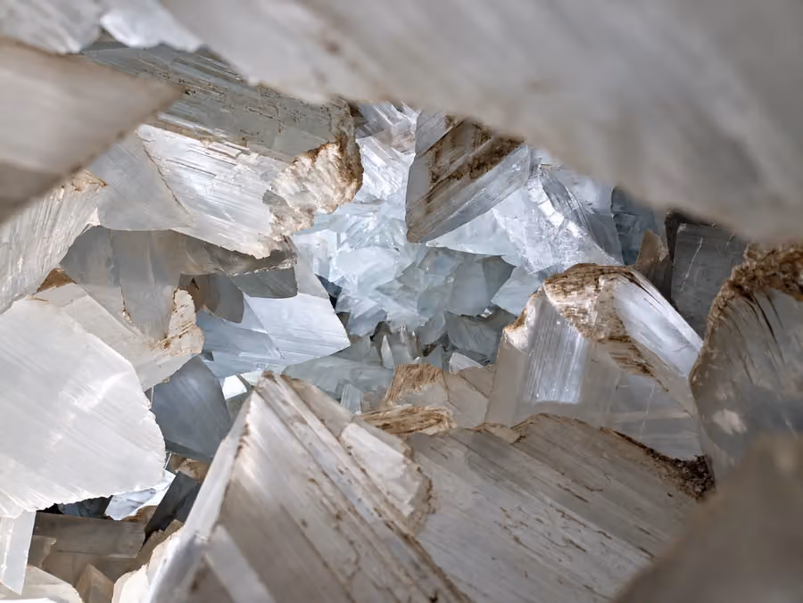 Cristales de yeso selenita en el interior de la Geoda de Pulpí