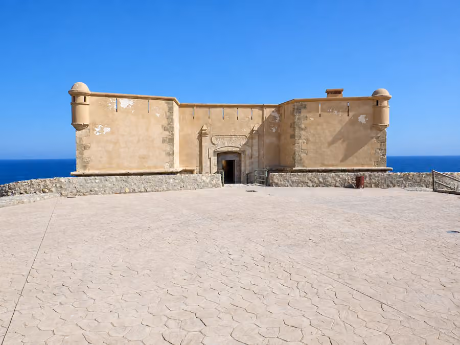 Fachada del Castillo de San Juan de los Terreros con el Mediterráneo al fondo