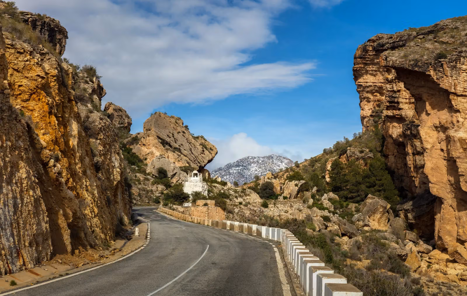 Cortao de las Peñas, carretera MU-17-A y Sierra de la Pila nevada al fondo, en una fotografía de enero de 2017